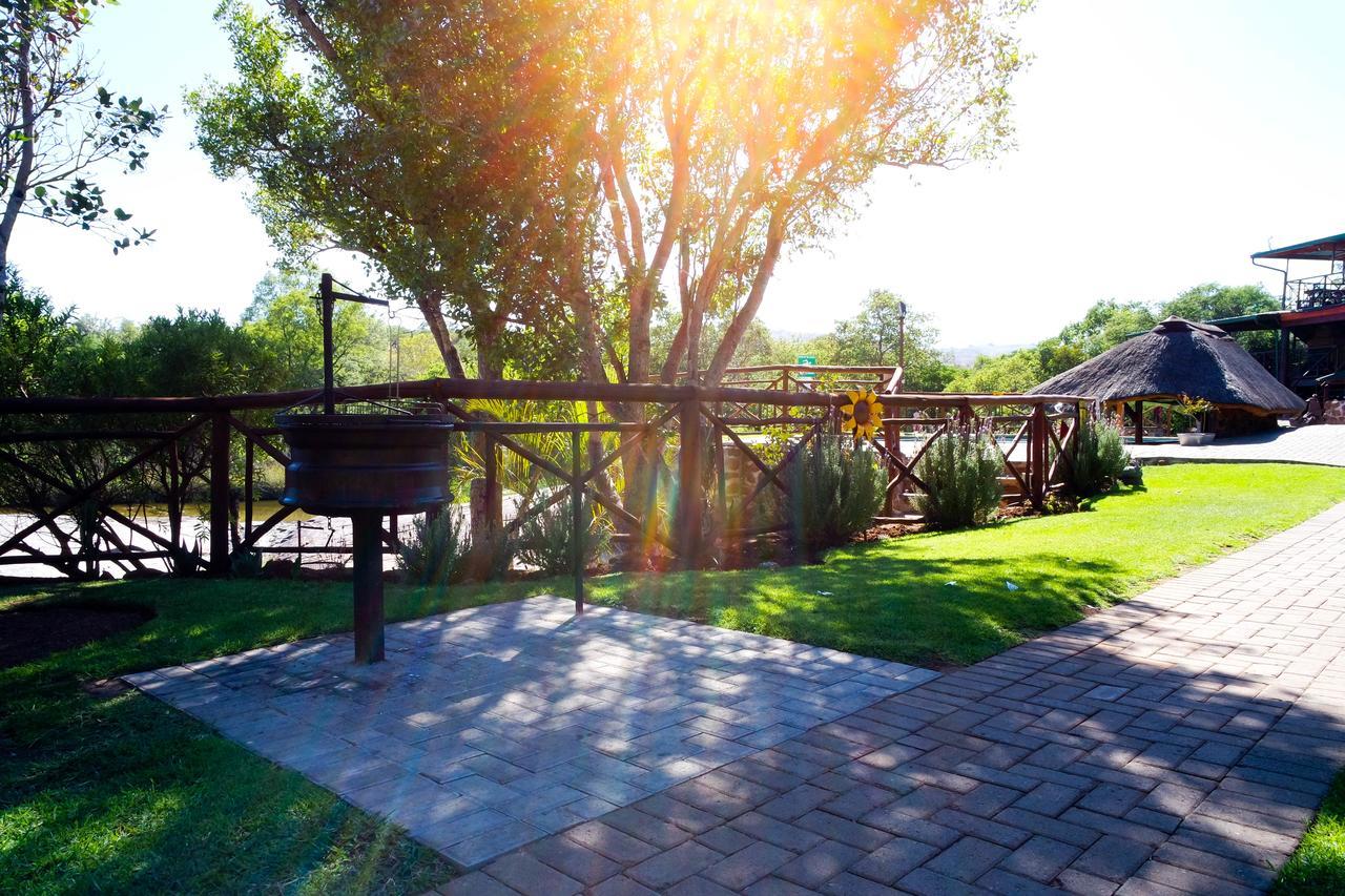 Thandabantu Game Lodge Roossenekal Kültér fotó